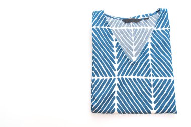 Beyaz arkaplanda beyaz şeritli mavi tişört