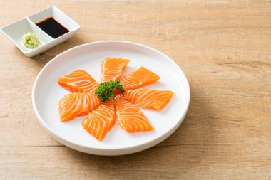 Taze Somon Çiğ Sashimi - Japon yemek tarzı