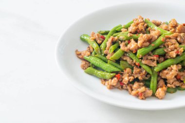 Kızarmış Fransız fasulyesi ya da kıymalı yeşil fasulye. Asya usulü.