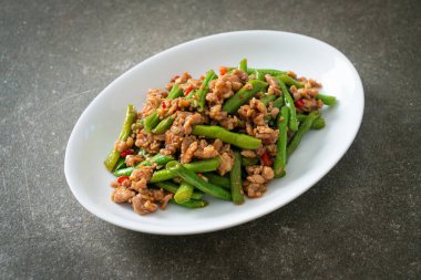 Kızarmış Fransız fasulyesi ya da kıymalı yeşil fasulye. Asya usulü.