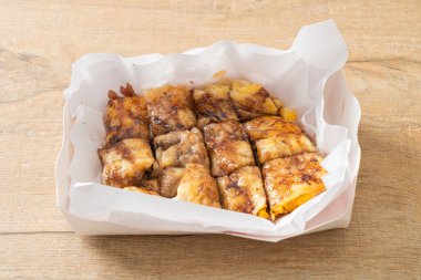 Yumurtalı, muzlu ve çikolatalı kızartma.