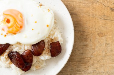 pilav ve sahanda yumurta ve Çin sosisi - Asya usulü ev yapımı yemek