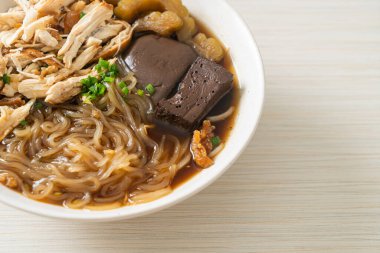 Kahverengi Çorba Kasesinde haşlanmış Tavuk Eriştesi - Asya usulü