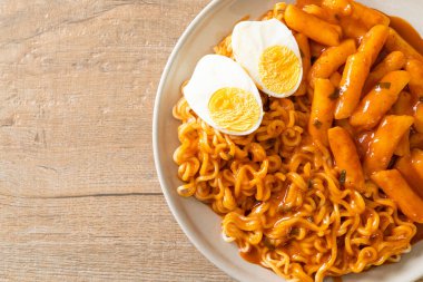Baharatlı Kore soslu Ramen veya Kore hazır eriştesi ve Tteokbokki - Kore yemeği tarzı