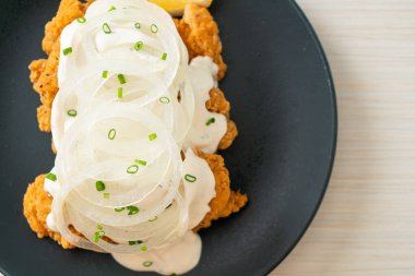 Kore usulü kremalı soğan soslu kar soğanı tavuğu ya da kızarmış tavuk.