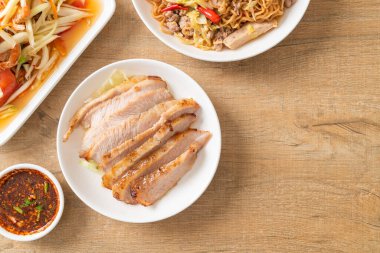 Tayland usulü ızgara domuz budu soslu Tayland yemeği.