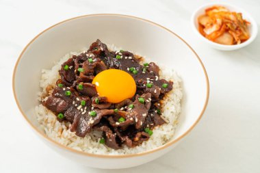 Soya aromalı pilav veya Japon Pork Donburi kasesi - Asya yemeği tarzı