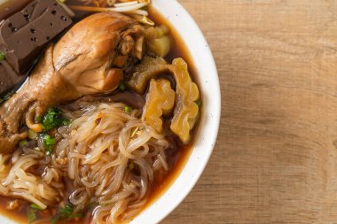 Kahverengi Çorba Kasesinde haşlanmış Tavuk Eriştesi - Asya usulü