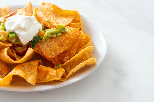 Mexikanische Nachos Tortilla Chips Mit Jalapeño Guacamole Tomaten Salsa Und — Stockfoto