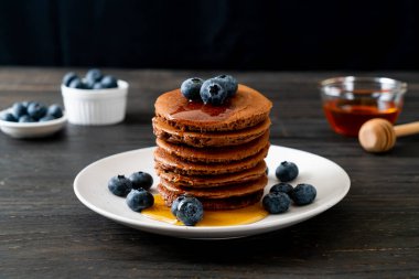 Yaban mersinli ve ballı krep yığını.