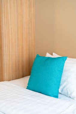 güzel ve rahat yastıklar yatak odasındaki süslemeler