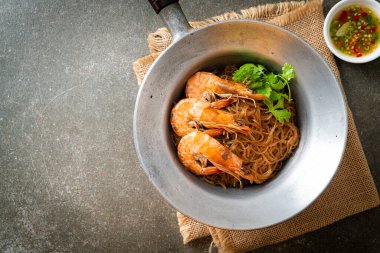 Güveçte veya fırında karides ve cam erişte veya vermicelli karides.