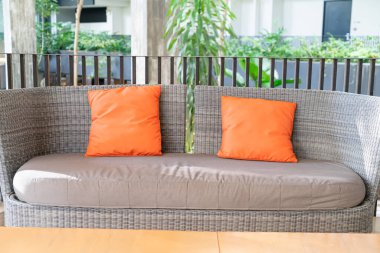 Balkonunda yastık olan boş bir bahçe sandalyesi.