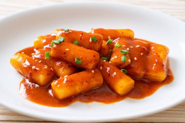 Baharatlı soslu Kore pirinç keki çubuğu (Tteokbokki) - Kore yemeği tarzı