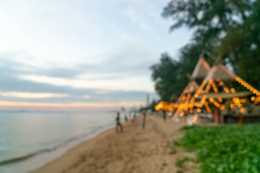 Arka planda bokeh ışığı olan soyut bulanık plaj kafe restoranı