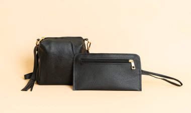 siyah deri el çantası ve siyah deri kart çantası.