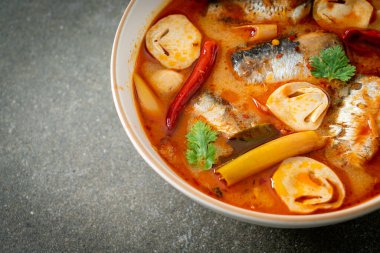 Tom Yum baharatlı çorbada uskumru konservesi - Asya usulü