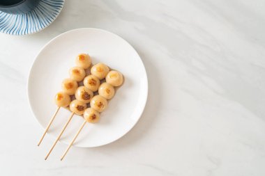Mitarashi dango. Japon usulü soya soslu hamur tatlısı.