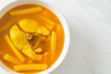 Nilüfer saplı ve balıklı ekşi çorba - Tayland güneyin geleneksel yemek tarzı