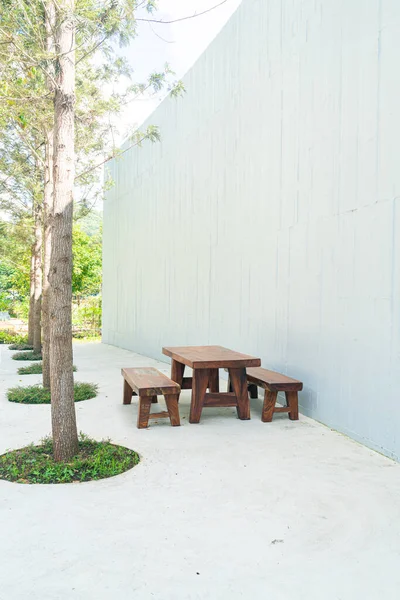 Leeres Holz Außenterrassentisch Und Stuhl Mit Weißer Wand — Stockfoto