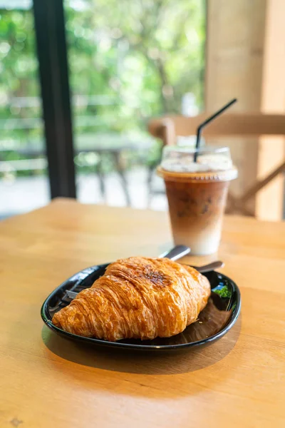 Croissant Manteiga Fresca Placa Preta — Fotografia de Stock