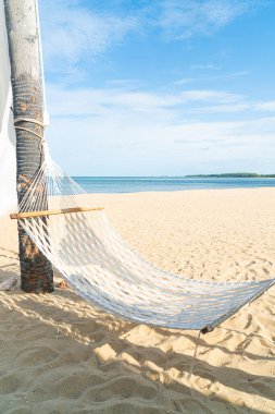 Deniz sahili geçmişi olan boş bir beşik.