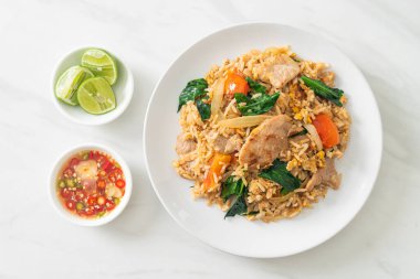 Beyaz tabakta domuz etli ev yapımı pilav.