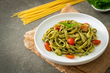 pesto soslu ve domatesli makarna vejetaryen ve vejetaryen yemek tarzı.