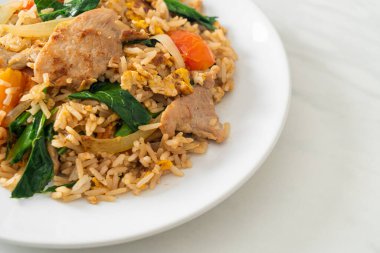 Beyaz tabakta domuz etli ev yapımı pilav.