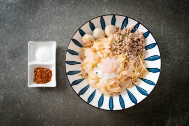 Kurutulmuş baharatlı erişte, kıymalı domuz eti, köfte ve yumurta Asya usulü.