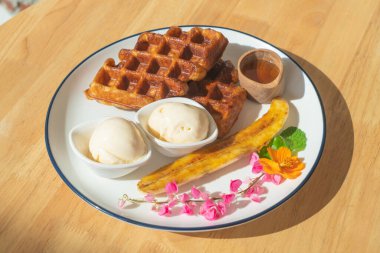 Croffle - muzlu ve vanilyalı kruvasan waffle