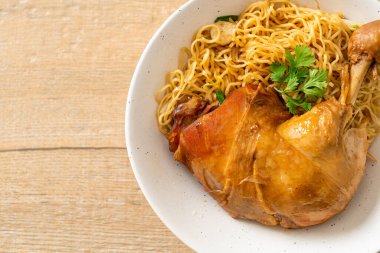Kurutulmuş erişte ve haşlanmış tavuk kasesi. Asya usulü.