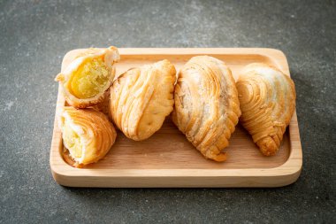 Körili puf böreği. Tahta tabakta doldurulmuş fasulye.