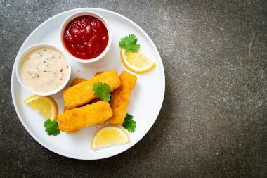 Kızarmış balık çubuğu ya da soslu patates kızartması.