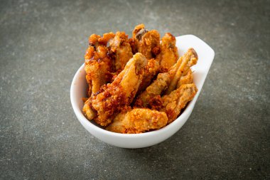 Beyaz kasede kızarmış tavuk kanadı.