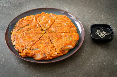 Kore kimçili krep ya da Kimçijeon - Kızarmış yumurta, kimçi ve un - Kore yemeği tarzı