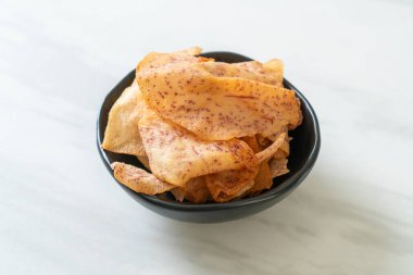 Çıtır Taro cipsi - kızarmış ya da fırında pişirilmiş taro.