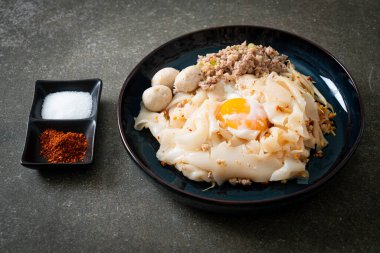 Kurutulmuş baharatlı erişte, kıymalı domuz eti, köfte ve yumurta Asya usulü.