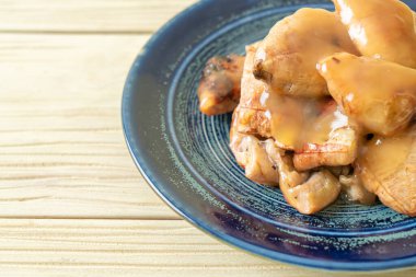 Hindistan cevizi soslu ızgara muz.