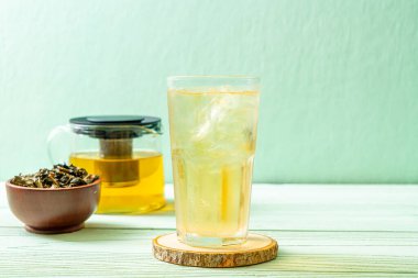 Ahşap arka planda buzlu yasemin çayı