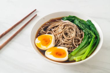 Yumurta ve sebzeli ramen eriştesi. Vejetaryen ya da vejetaryen yemek tarzı.