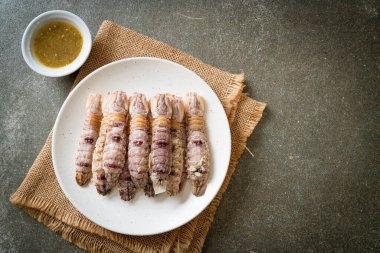 Haşlanmış kerevit ya da peygamber devesi karidesi ya da baharatlı deniz ürünleri soslu stomatopod.