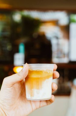 Kirli kahveyi servis bardağında tutarken