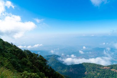 Tayland, Chiang Mai 'deki Kew Mae Pan Doğa Yolu' nda bulutlu ve mavi gökyüzü olan güzel bir dağ tabakası.