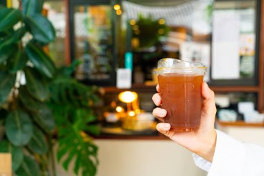 Buzlu americano kahvesi, paket servis bardağında.