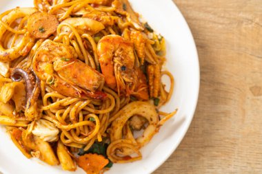 Karıştırılmış Tom Yum deniz ürünleri kurutulmuş spagetti - Füzyon gıda tarzı