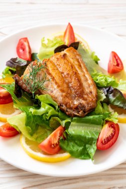 Izgara balık bifteği.