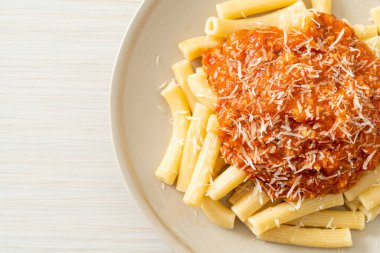 İtalyan usulü domuz soslu rigatoni makarnası.