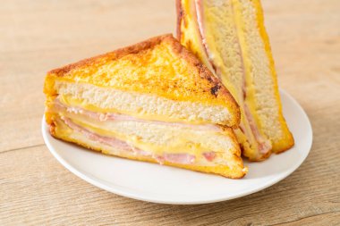 Beyaz tabakta ev yapımı jambonlu peynir.