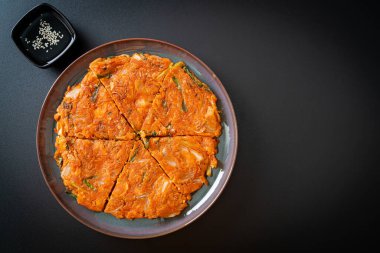Kore kimçili krep ya da Kimçijeon - Kızarmış yumurta, kimçi ve un - Kore yemeği tarzı
